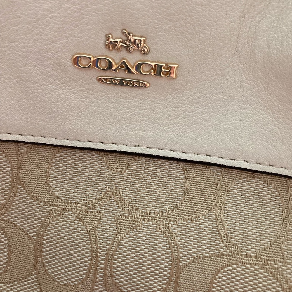 Coach Beige and Cream Signature Shoulder Bag Gold tone hardware Leather trim - Picture 4 of 14